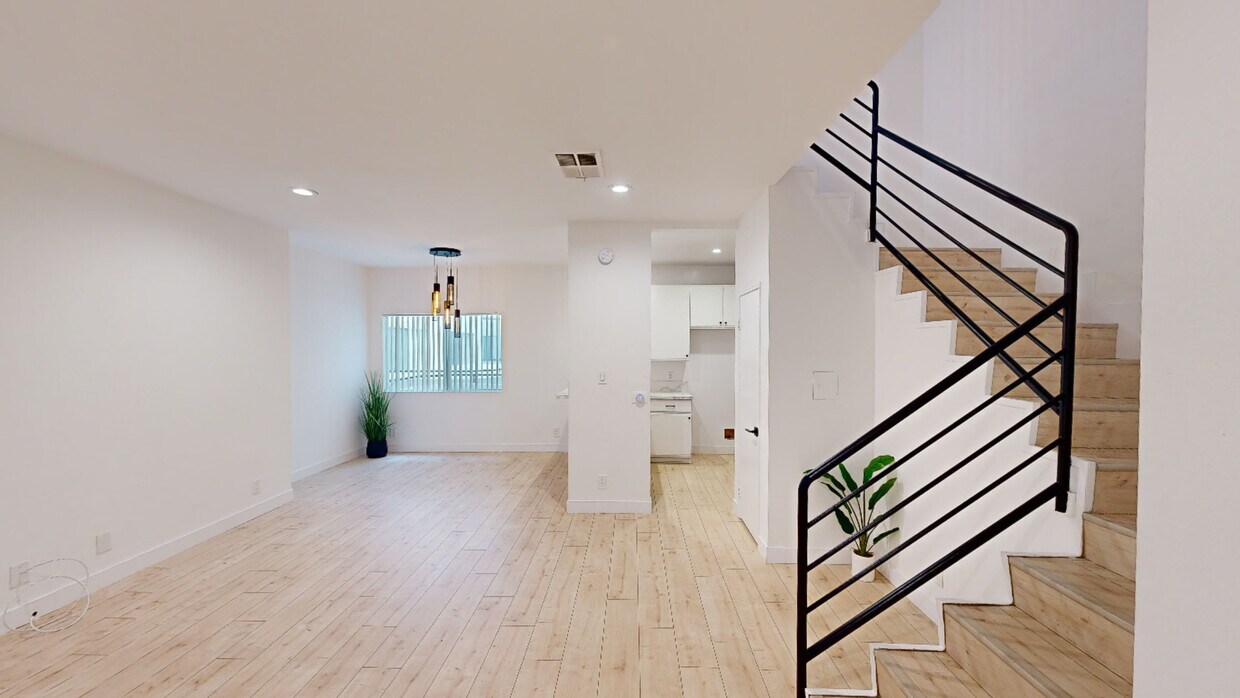 3D Tour - 1212 N Gower St
