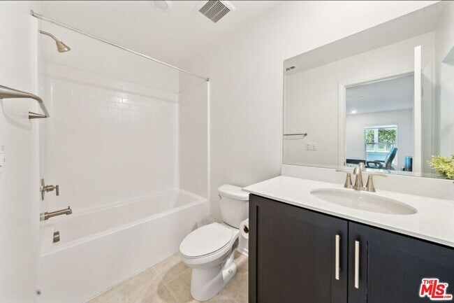 Photo - 605 Daniel Freeman Cir