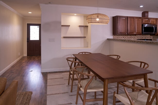 Photo - 46705 Washington St