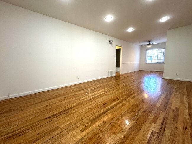 Photo - Top Floor Hollywood 1Bed/1Bath with Parkin... Unit 1911.25