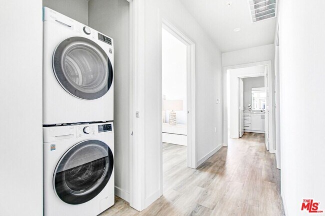 Building Photo - 2847 Leeward Ave Unit 305