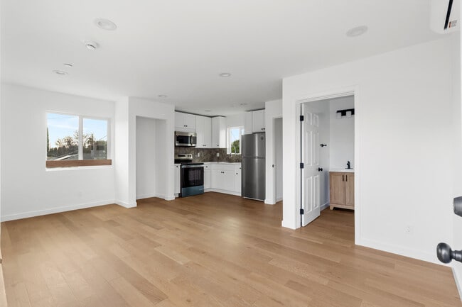 Photo - 15840 Chatsworth St