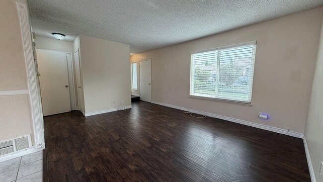 Photo - 1029 Clark St