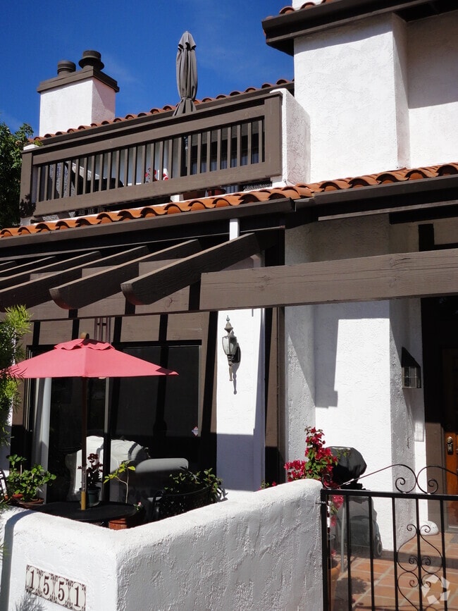 Building Photo - 1551 Palisades Dr Rental