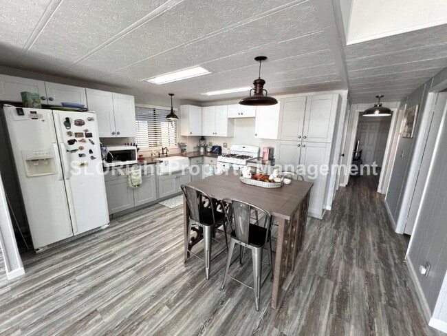 Photo - AVAILABLE SEPTEMBER - MOVE IN SPECIAL RATE- 55+ Community - 2 Bed / 2 Bath Unit Casa Grande Senior Mobile Estates