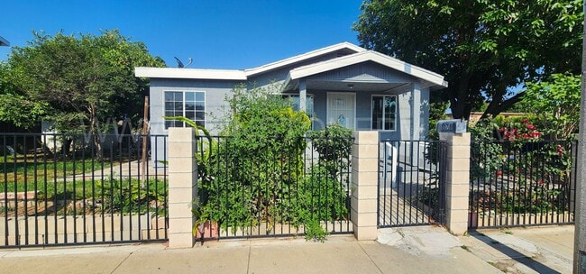 3 Bedroom, 1 Bathroom - 3 Bedroom, 1 Bathroom House