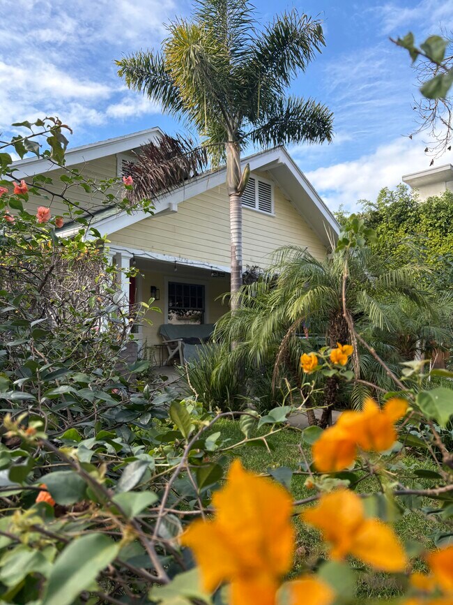 Building Photo - 839 N Orange Dr Unit Rafstman House in Hollyw