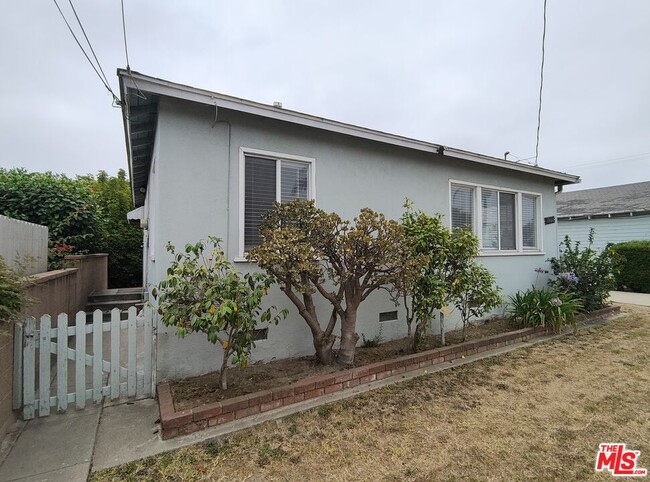 Photo - 1560 W 160th St House