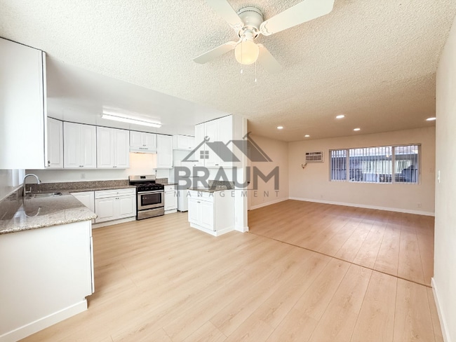 Photo - 13129 Oxnard St Unit 4