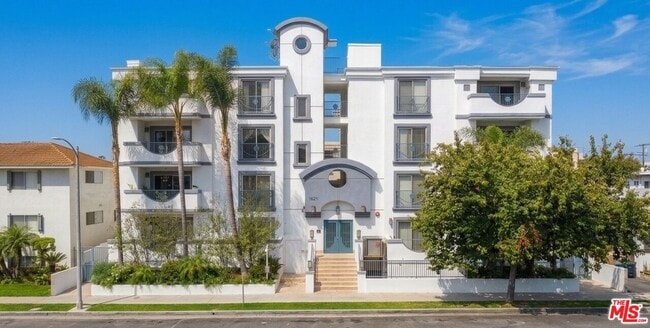Building Photo - 1621 Barry Ave Unit 302