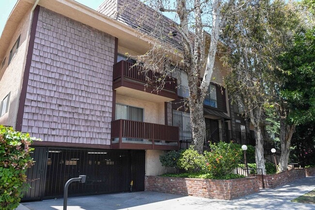 Building Photo - 1865 Greenfield Ave Unit 101