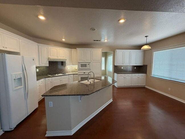 Photo - 46263 Drymen Ave