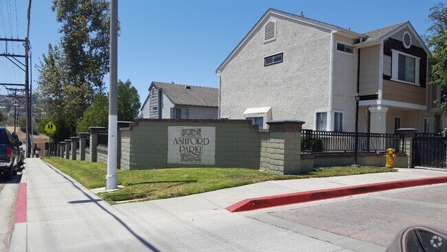 Building Photo - 2 Bedroom - 2.5 Bathroom Condo in gated co...