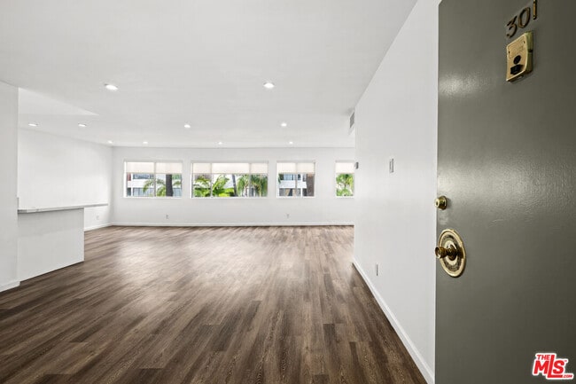 Photo - 136 S Palm Dr Unit 301