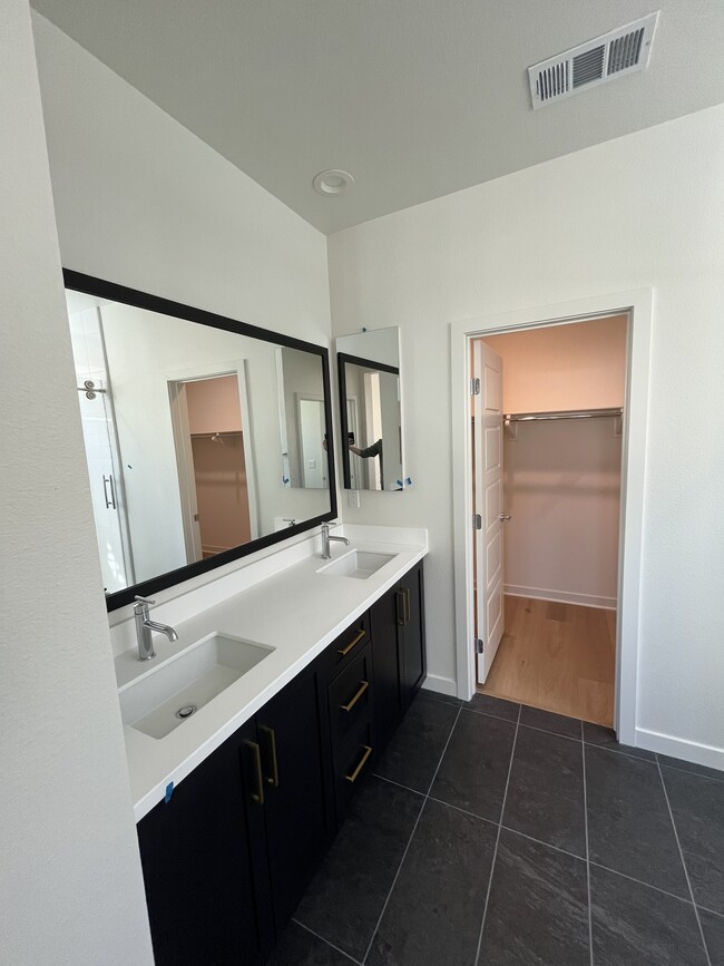Double sinks in primary bath - 13914 Boyden Way