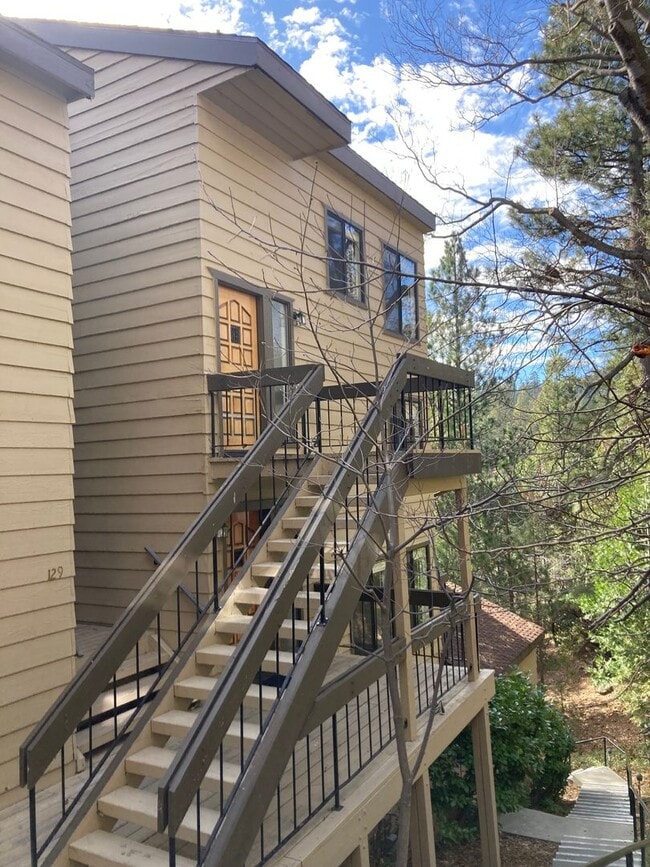 Building Photo - Enchanting Four Bedroom Two and Half Bath Condo in North Meadow Bay.