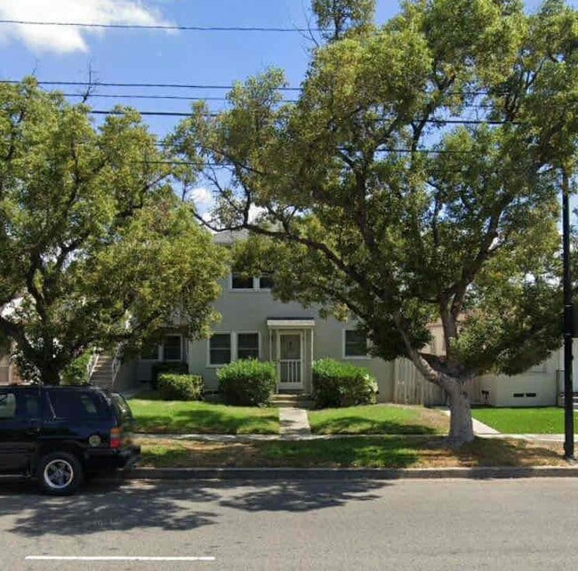 Building Photo - 232 N Hollywood Way