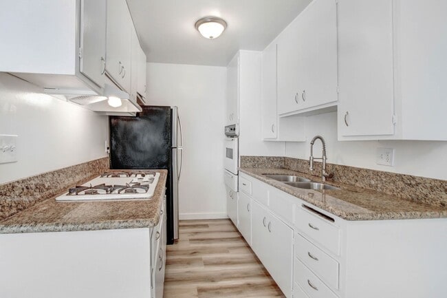 Photo - 1550 S Saltair Ave Apartment Unit 8