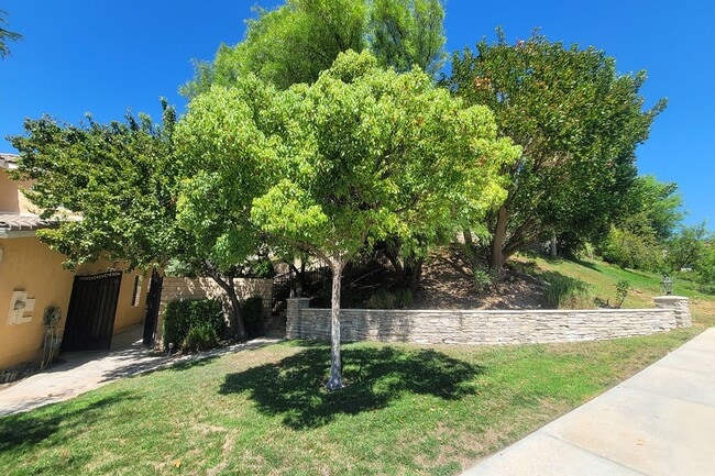 Photo - Wonderful 4+3 Bright-Sunny-Open in great Area!