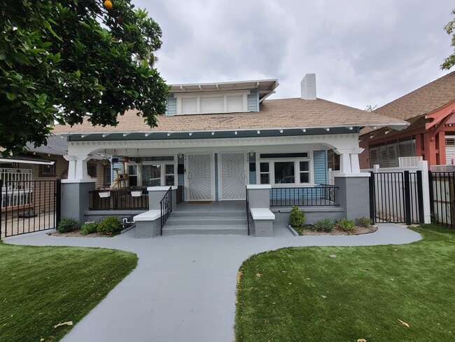 Building Photo - 639 W 43rd St Unit 641