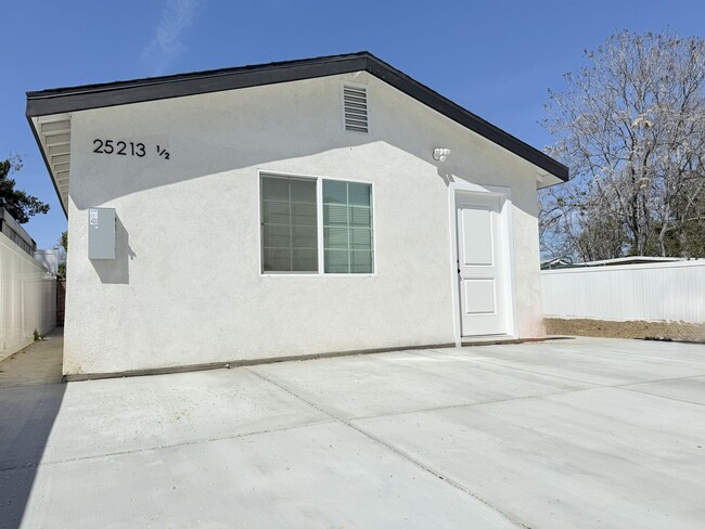 Modern Studio ADU for Rent in Santa Clarit... - Modern Studio ADU for Rent in Santa Clarit... House