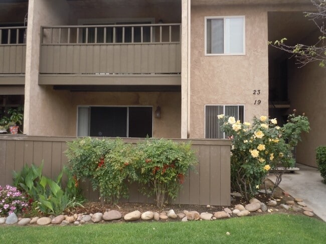 Building Photo - Excellent 2 bedroom 2 bathroom single story condo with private backyard. Unit 19
