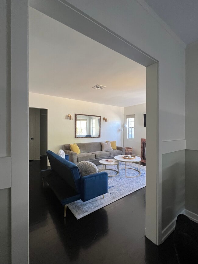 Living room - 4927 Forman Ave