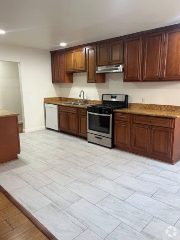 Building Photo - 1815 W 66th St Rental