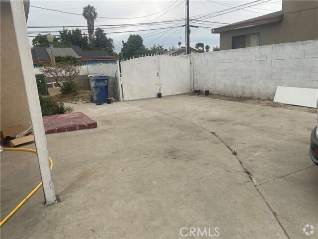 Building Photo - 674 E 115th St Rental