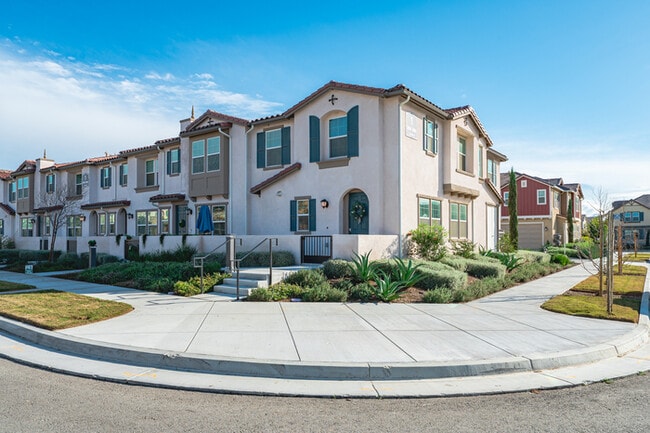 Photo - Fully Furnished with appliances Ontario Townhouse