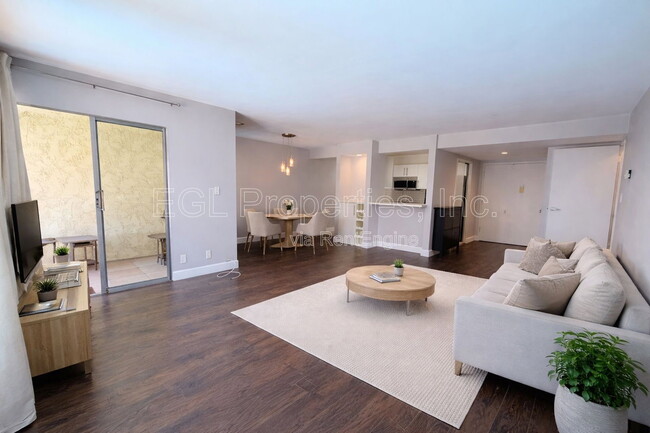 Building Photo - 6275 Canterbury Dr Unit 204