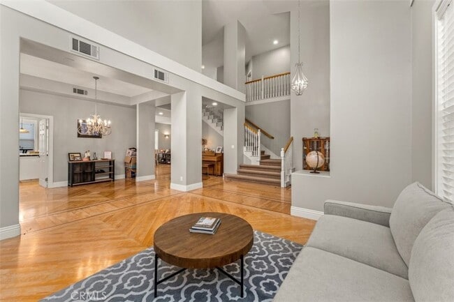 Photo - 46 Downfield Way
