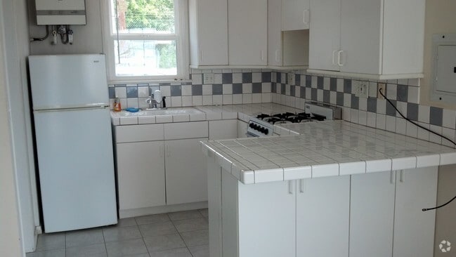 Building Photo - 3915 Crest Dr Rental