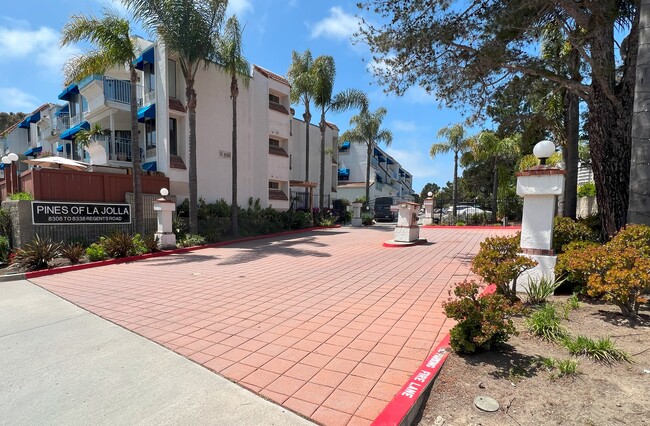 car gate - 8310 Regents Rd Unit 3J