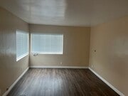 Photo - 1423 W 106th St