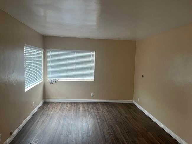 Photo - 1423 W 106th St