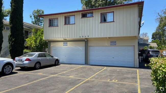 Building Photo - 4949 Coldwater Canyon Ave Unit 1 Rental