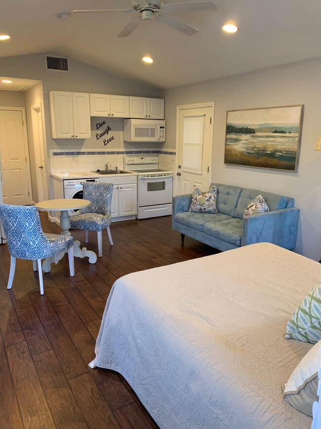 Building Photo - Day Lily Duplex