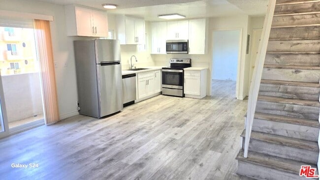 Building Photo - 140 N Berendo St Unit 9