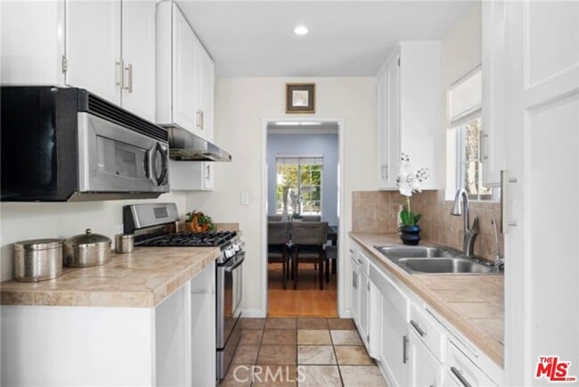 Photo - 16154 Gilmore St