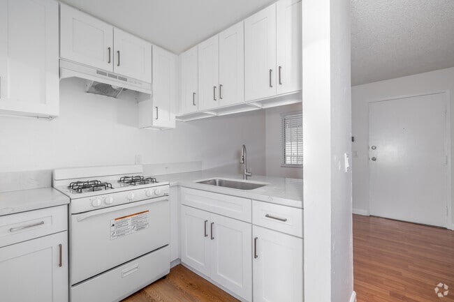 2BR, 1BA - 711SF - Kitchen - 2763 San Marino