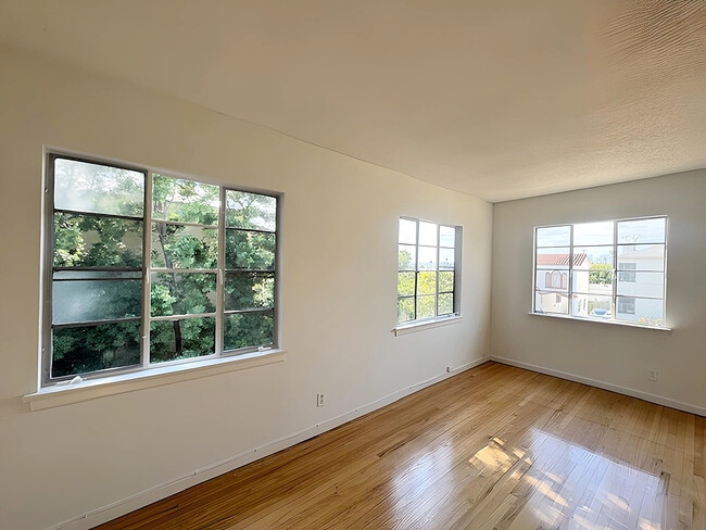 Photo - 1318 S Cloverdale Ave Unit 1318 S Cloverdale