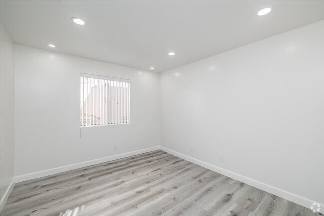 2BR, 2BA - 912SF - Bedroom - 825 S. Hobart Blvd. Unit 213