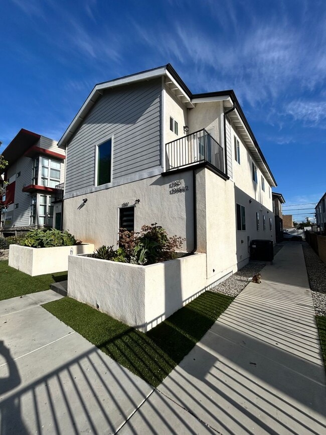 Building Photo - Soho Partners 1235 Unit 1235 1/2 (WHOLE )