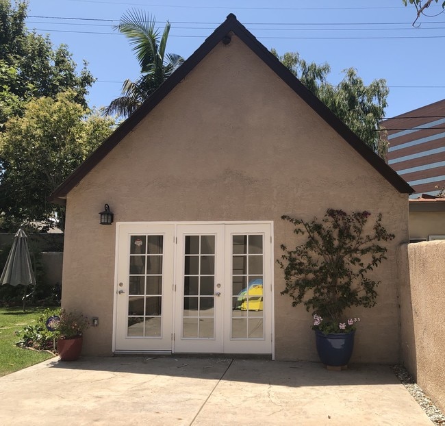 Private entrance to apartment - 8422 W 4th St Unit 8424