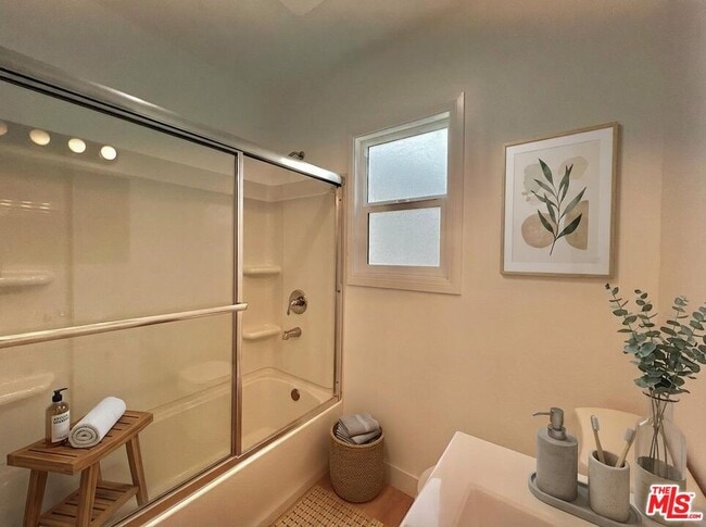 Photo - 1321 1/4 Normandie Ave