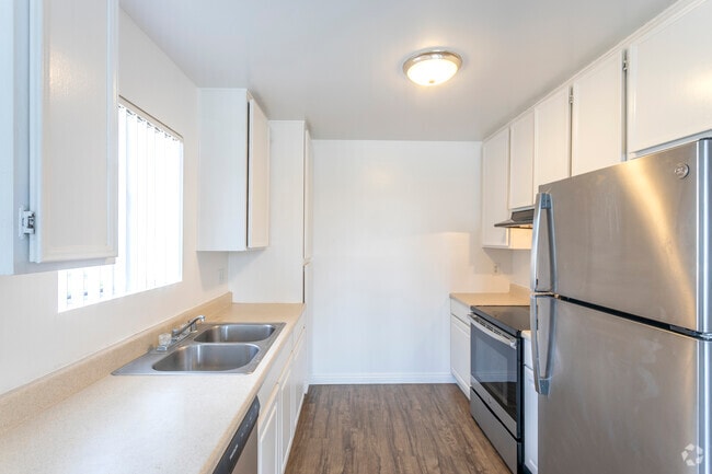 2BR, 1BA - 875SF - Pine View