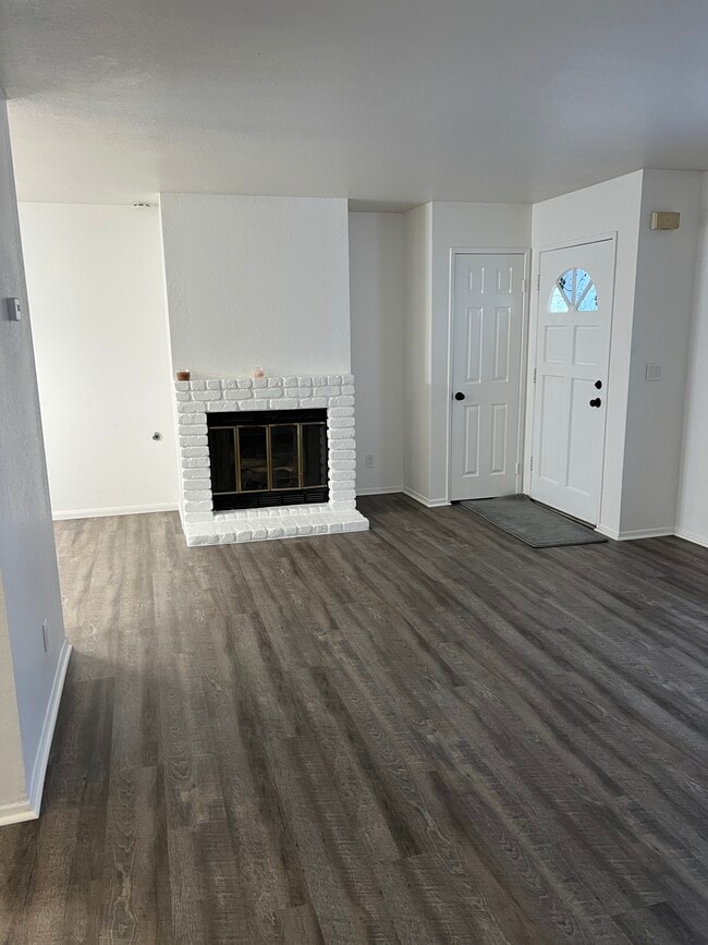 FIREPLACE AND ENTRY - 627 Coronado Ave Unit 627