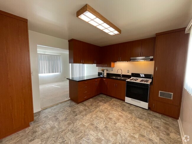Building Photo - 1915 Ruhland Ave Unit Apt A
