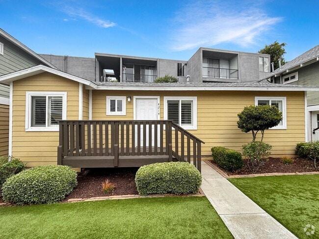 Building Photo - Charming 2BD/1BA Detached Condo in Univers... Unit 4214